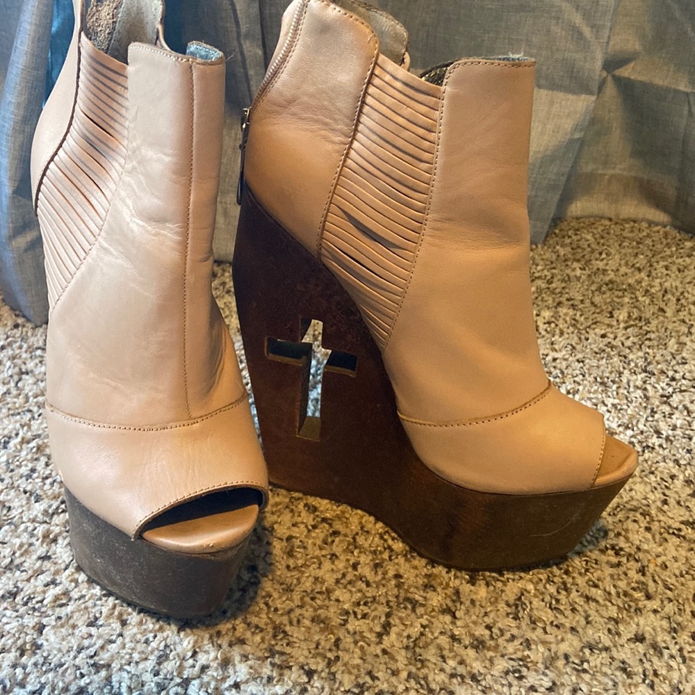 Nude leather 6” wooden wedges, size 8